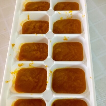 離乳食、はじめてのかぼちゃペーストです^_^小分けにして冷凍にします^_^